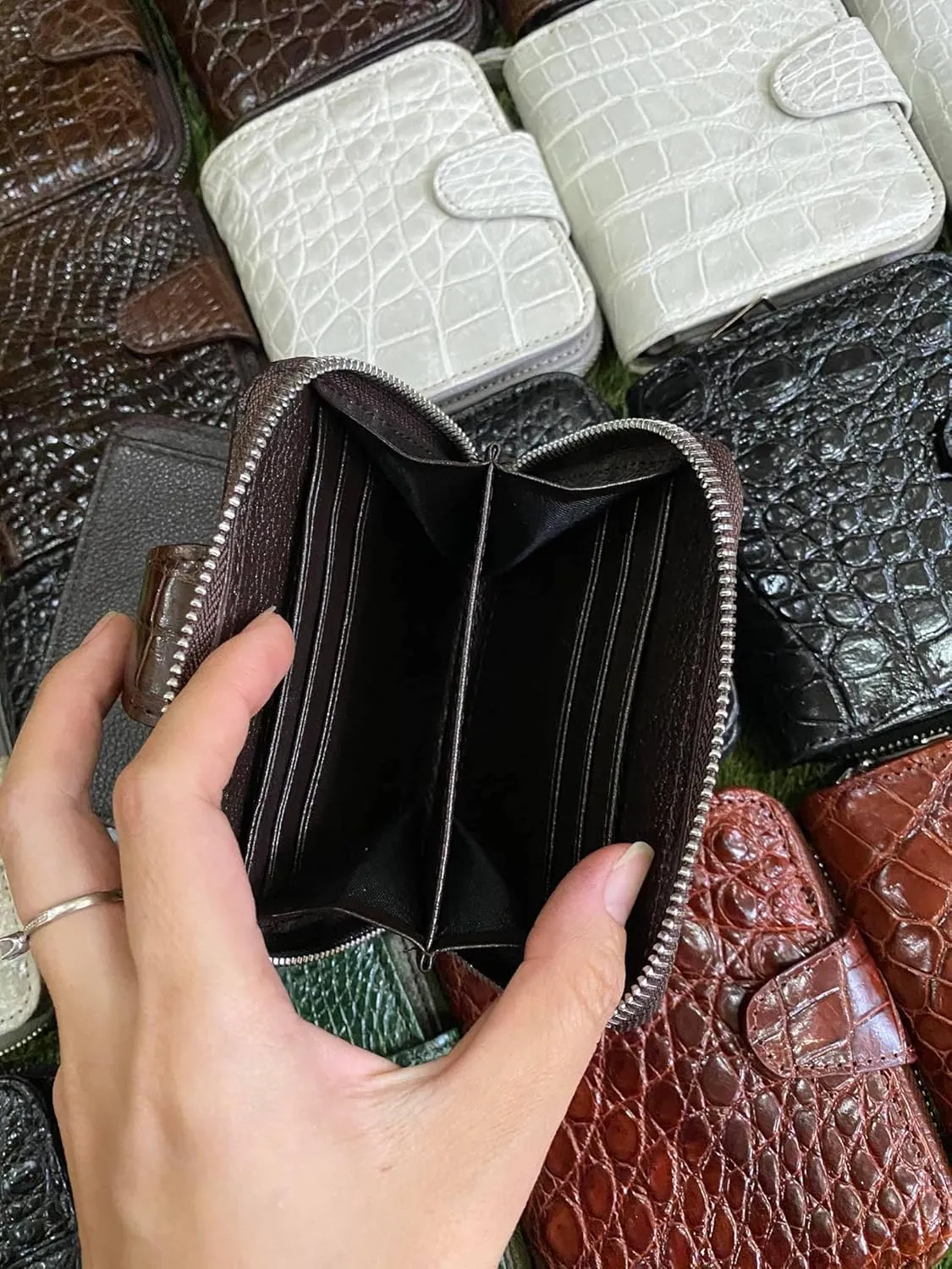 Genuine Alligator Leather Minimalist Wallets Credit Card Holder for women's (Brown)