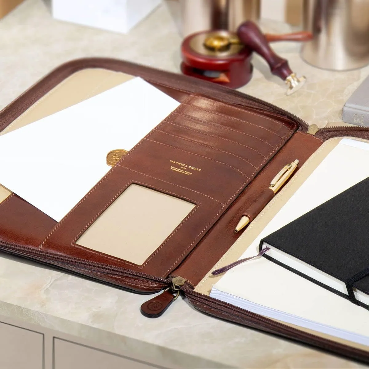 Maxwell Scott - Luxury Leather Business Portfolio Padfolio with Padded Tablet Pocket - Made in Italy - The Pareto Dark Brown