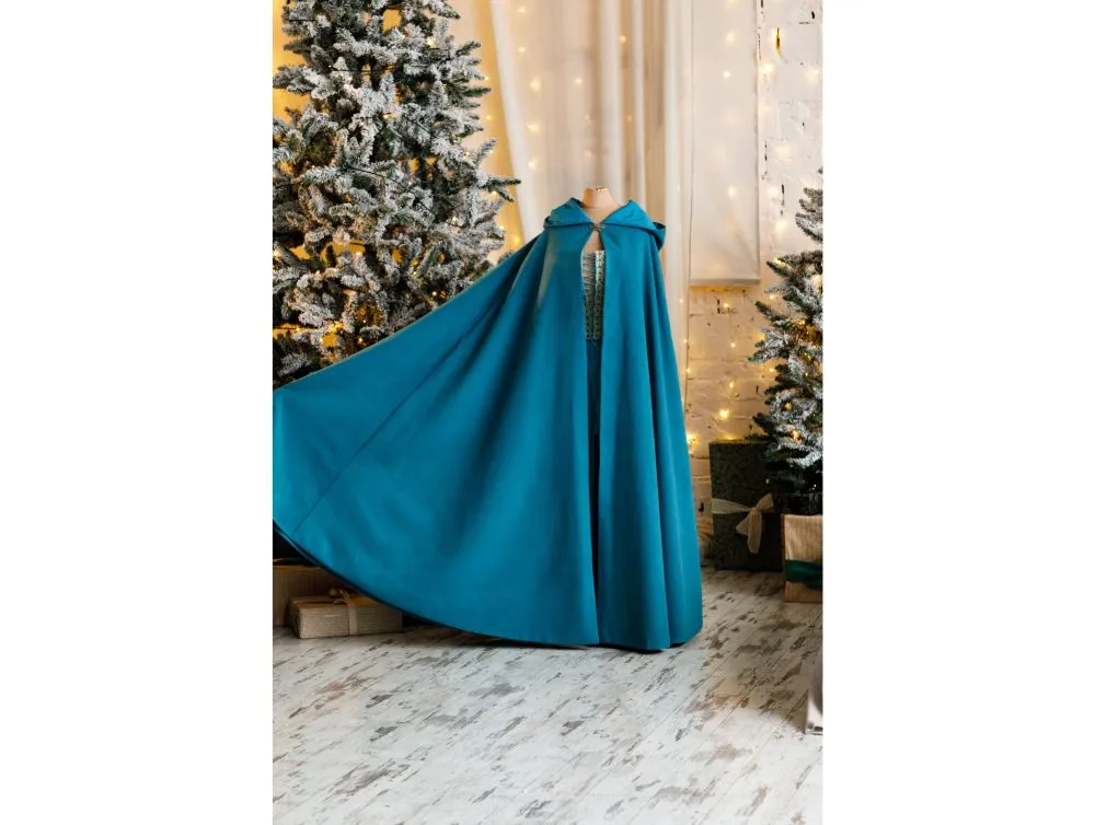 Medieval fantasy hooded cloak with pockets